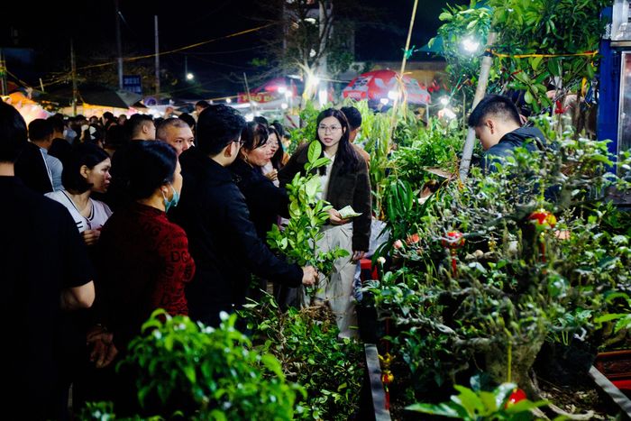 Nhiều du khách chia sẻ, họ đến chợ Viềng không chỉ để mua sắm mà còn để cầu mong bình an, tài lộc và sự khởi đầu thuận lợi trong năm mới.