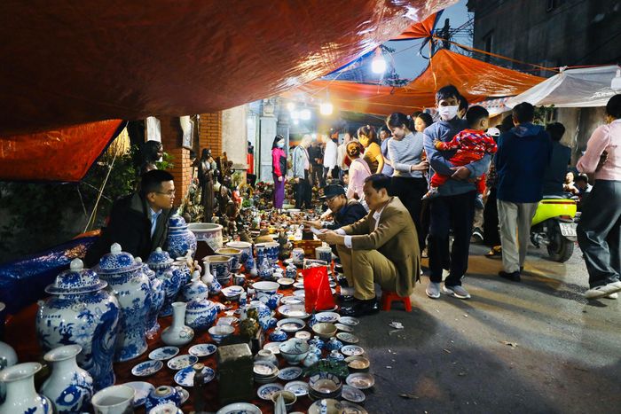 Chợ họp suốt đêm, kéo dài đến rạng sáng mùng 8 Tết, với hàng trăm gian hàng bày bán đủ loại sản vật địa phương, cây cảnh, nông cụ, đồ thủ công, đồ cổ, đồ phong thủy, thực phẩm và đặc sản vùng miền.