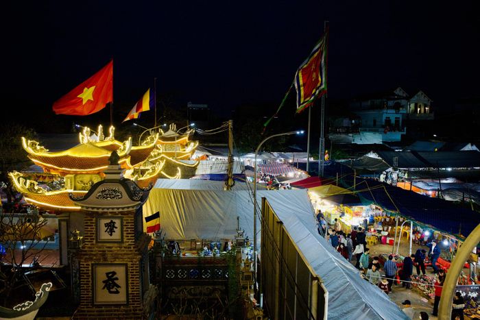 Chợ Viềng nằm gần quần thể di tích Phủ Dầy – trung tâm thờ Mẫu Liễu Hạnh, một trong những tín ngưỡng dân gian quan trọng của người Việt. Bởi vậy, nhiều người kết hợp đi lễ Phủ Dầy, dâng hương cầu an rồi tham gia chợ Viềng như một hành trình tâm linh đầu xuân.