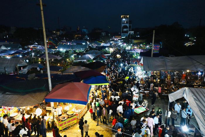 Không gian lễ hội kéo dài gần 6km, trải rộng trên địa bàn hai xã Vụ Bản và Hiển Khánh.