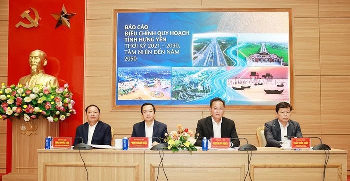 Các đồng chí Thường trực Tỉnh ủy chủ trì hội nghị. Ảnh: Lê Hiếu.