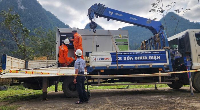 PC Quảng Trị triển khai lắp đặt máy phát điện dự phòng nhằm đảm bảo nguồn điện ổn định cho các hoạt động văn hóa nghệ thuật dịp Tết