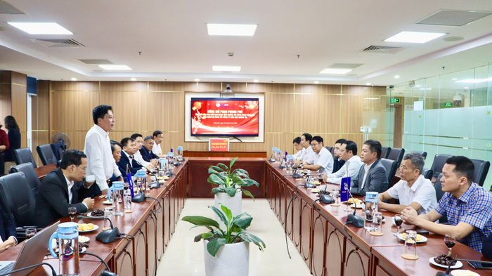 Giám đốc Công ty Điện lực Quảng Trị Hoàng Hiếu Trung đón tiếp đoàn công tác do Tỉnh ủy viên, Phó Chủ tịch UBND tỉnh Quảng Trị Phan Phong Phú dẫn đầu đến thăm Công ty tại phường Đồng Hới