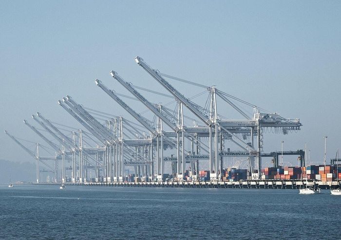Cần cẩu tại cảng biển Oakland, Mỹ. Ảnh: CC/Wiki