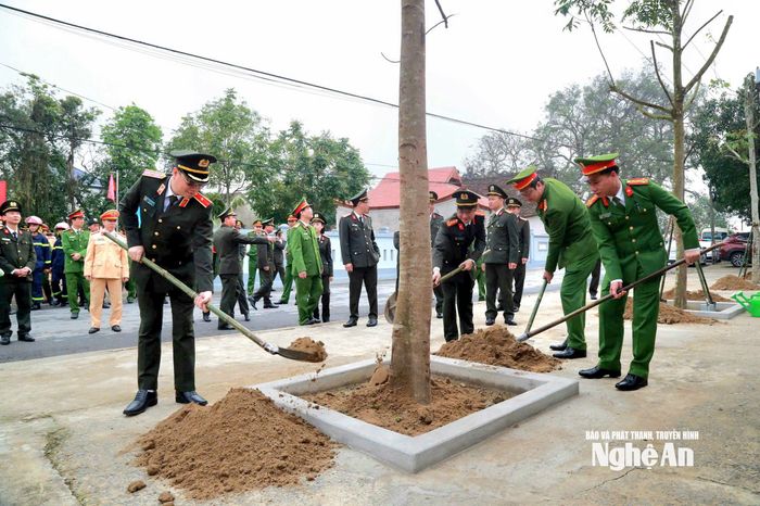 Các đồng chí lãnh đạo Công an tỉnh và cán bộ, chiến sĩ tham gia trồng cây tại Nhà tưởng niệm đồng chí Trần Quốc Hoàn. Ảnh: Văn Hậu