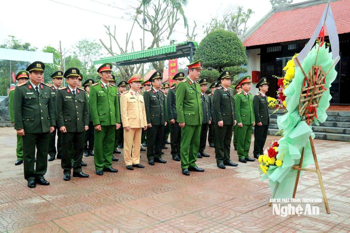 Đoàn đại biểu Công an tỉnh tưởng niệm công lao to lớn của đồng chí Trần Quốc Hoàn. Ảnh: Văn Hậu
