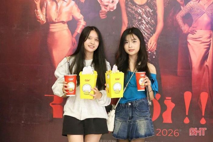 Chị Dương Thị Hải Lý (áo xanh) ấn tượng về nội dung phim “Thỏ ơi!!”.