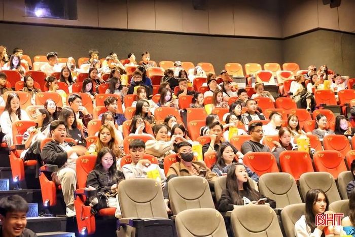 Đông đảo khán giả xếp hàng chờ vào rạp, nhiều suất chiếu luôn kín ghế.