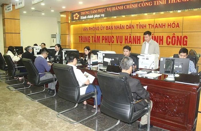 Công chức Trung tâm Phục vụ hành chính công tỉnh giải quyết thủ tục hành chính cho công dân. Ảnh: Thu Vui