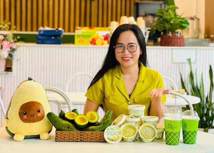  Chị Nguyễn Thị Hoàng Phương giới thiệu các sản phẩm của hệ thống Aloo Kem Bơ. Ảnh: P.L 