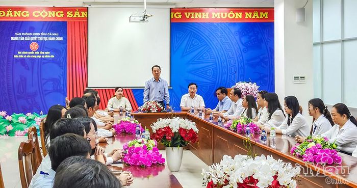 Chủ tịch Uỷ ban nhân dân tỉnh Cà Mau thăm hỏi, động viên cán bộ, công chức, nhấn mạnh tinh thần phục vụ Nhân dân là nhiệm vụ trọng tâm trong giai đoạn phát triển mới.