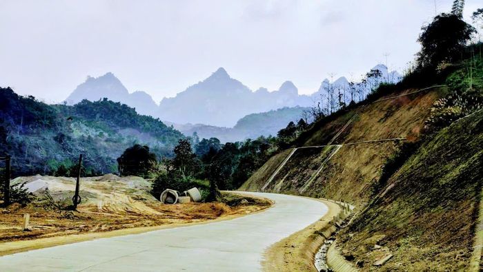 Dãy Tam Đỉnh bên Quốc lộ đường 279 (nối Văn Bàn – Lai Châu) đang hoàn thiện với nhiều cảnh đẹp, điểm đến hấp dẫn. Ảnh: Nguyễn Tuấn