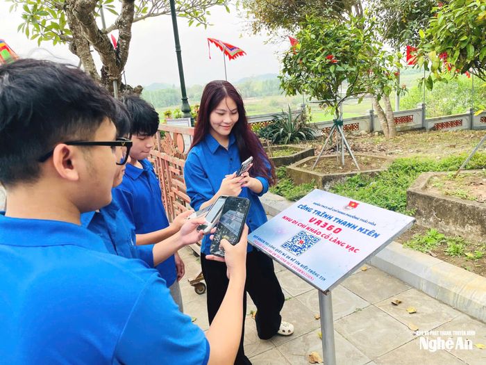 Tuổi trẻ địa phương quét QR tại công trình thanh niên “VR360 – Số hóa di tích khảo cổ học Làng Vạc” tại phường Thái Hòa. Ảnh: Thanh Quỳnh