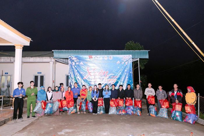 Tuổi trẻ xã Tri Lễ phối hợp với Hội đồng hương Nghệ Tĩnh Trường Đại học Mỏ - Địa chất trao quà cho người dân và các em nhỏ tại bản Pà Khốm. Ảnh: Đoàn xã Tri Lễ