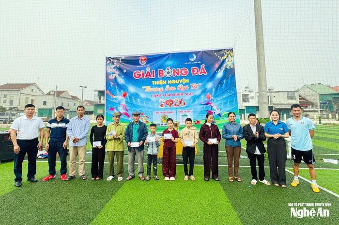 Tuổi trẻ xã Văn Hiến phối hợp cùng các đơn vị đồng hành trao quà hỗ trợ cho các hoàn cảnh khó khăn trên địa bàn từ giải bóng đá thiện nguyện chào Xuân Bính Ngọ. Ảnh: Đoàn xã Văn Hiến