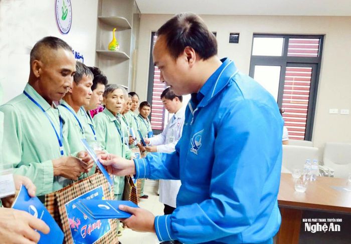 Đại diện Thường trực Tỉnh đoàn thăm hỏi các bệnh nhân đang điều trị tại Bệnh viện Ung bướu Nghệ An. Ảnh: Thanh Quỳnh