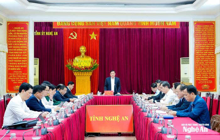 Đồng chí Nguyễn Khắc Thận - Ủy viên Trung ương Đảng, Bí thư Tỉnh ủy, Trưởng Ban Chỉ đạo chủ trì hội nghị. Ảnh: Phạm Bằng