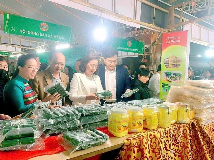 Lãnh đạo Trung ương HND Việt Nam thăm gian hàng giới thiệu, quảng bá sản phẩm của HND tỉnh Thanh Hóa tại Festival Nông dân Thủ đô năm 2025.