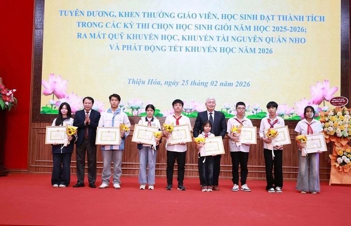Đồng chí Vương Văn Việt, Chủ tịch Hội Khuyến học tỉnh và đồng chí Nguyễn Trọng Trang, Bí thư Đảng ủy xã trao giấy khen, phần thưởng cho học sinh đạt giải Quốc gia và giải Nhất kỳ thi cấp tỉnh.