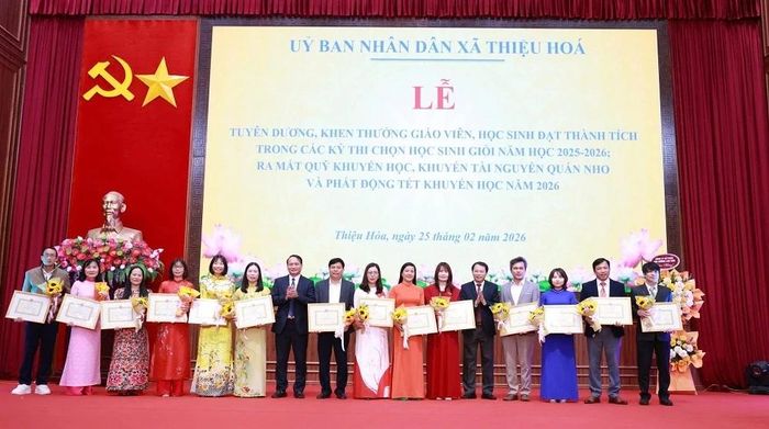 Lãnh đạo UBND xã Thiệu Hóa khen thưởng giáo viên có thành tích xuất sắc.