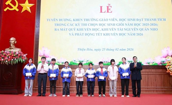 Hội Khuyến học xã trao học bổng cho học sinh vượt khó học giỏi.