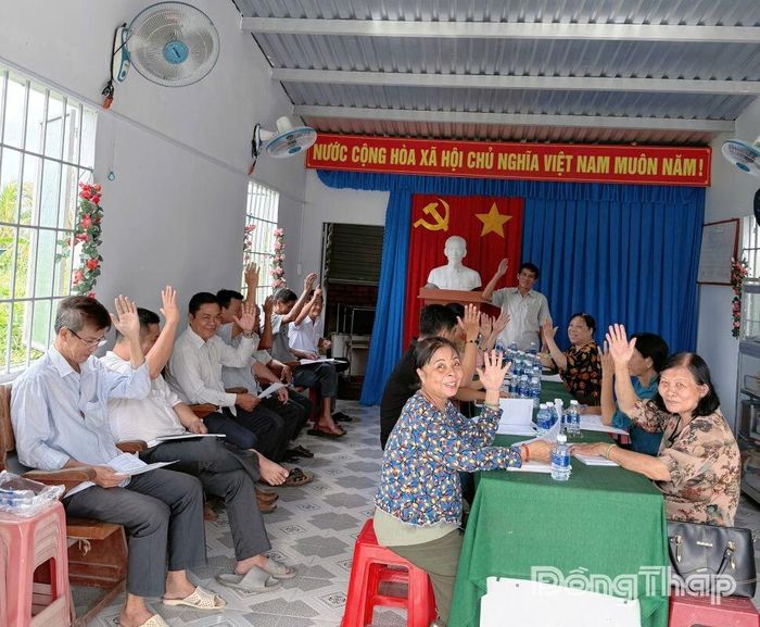 Buổi sinh hoạt định kỳ của Chi bộ ấp Dương Phú, xã Tân Hòa diễn ra trong không khí nghiêm túc nhưng cởi mở. 
