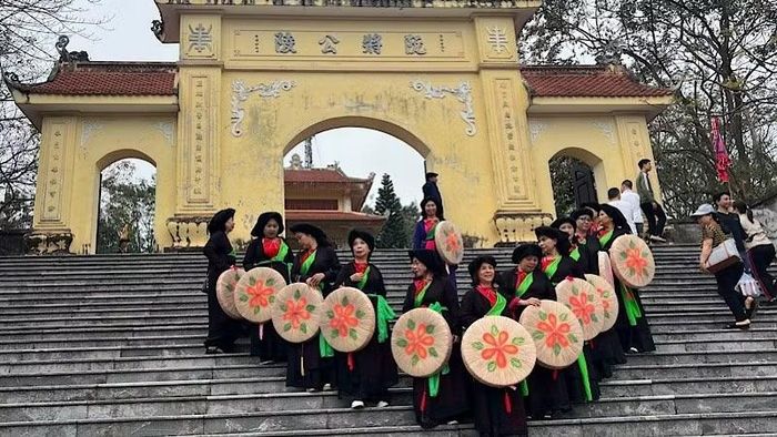 Các liền chị xúng xính trong áo mớ ba mớ bảy trẩy hội Lim. Nguồn: NDO