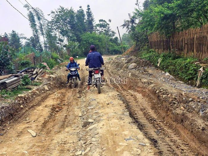 Tuyến đường Trịnh Tường - Y Tý bị xuống cấp nghiêm trọng, người dân và du khách đi lại gặp nhiều khó khăn.