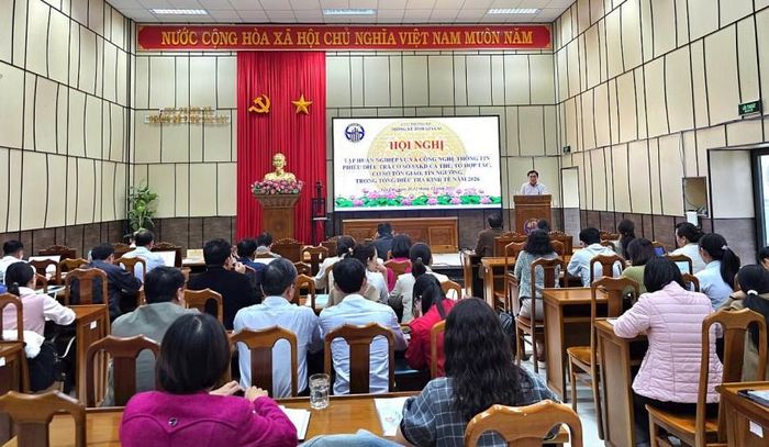 Thống kê tỉnh Gia Lai đã tổ chức hội nghị tập huấn nghiệp vụ và ứng dụng công nghệ thông tin trong thu thập các phiếu điều tra cơ sở sản xuất kinh doanh cá thể, tổ hợp tác, cơ sở tôn giáo, tín ngưỡng vào giữa tháng 12/2025.. Ảnh: Kim Loan.