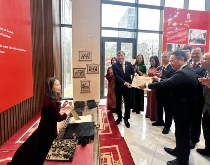 Trưng bày “Mừng Đảng, mừng Xuân: Gìn giữ giá trị – Khát vọng vươn xa” do Bảo tàng Dân tộc học Việt Nam và Viện Nghiên cứu Hán Nôm đồng chủ trì. Ảnh: VGP/Thu Giang