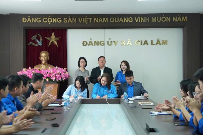 Đảng ủy xã Gia Lâm phối hợp với Chi nhánh số 6, Trung tâm Phục vụ hành chính công thành phố, Đoàn TNCS Hồ Chí Minh Trung tâm Phục vụ hành chính công thành phố và Đoàn Thanh niên cộng sản Học viện Nông nghiệp và Môi trường ký cam kết triển khai chiến dịch và tập huấn cho đoàn viên, thanh niên. Ảnh: PV