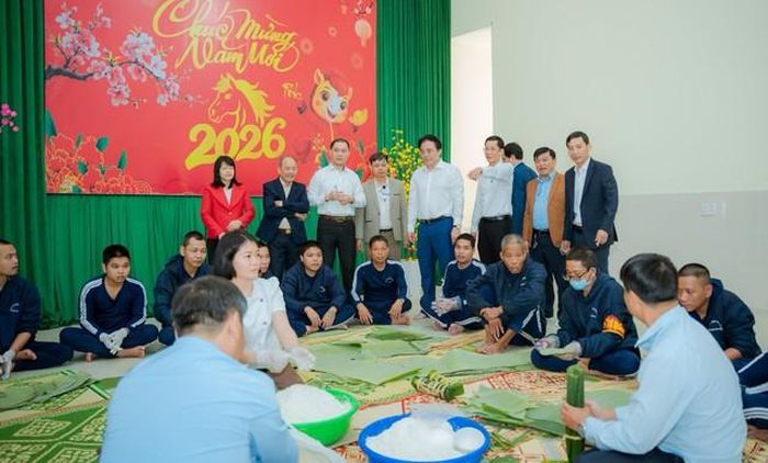 Chủ tịch UBND TP Huế Nguyễn Khắc Toàn (áo trắng - thứ từ phải qua) cùng lãnh đạo Sở Y tế thăm, tặng quà nhân dịp Tết Nguyên đán tại Trung tâm Bảo trợ xã hội thành phố.