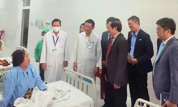 Ông Lê Trường Lưu, Chủ tịch HĐND TP Huế thăm hỏi, tặng quà cho bệnh nhân đang điều trị tại Trung tâm Y tế Phú Vang.