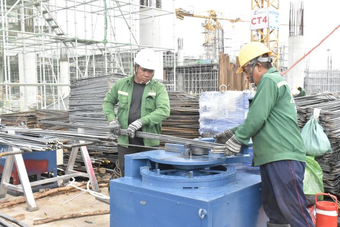  Công nhân thi công trên công trình Nhà ga hành khách T2 (dự án đầu tư mở rộng Cảng hàng không quốc tế Phú Quốc) 