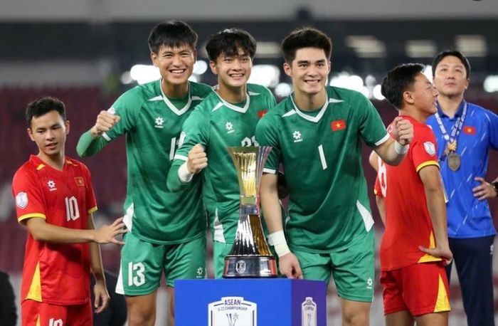 Trong trận chung kết môn bóng đá nam SEA Games 33, U22 Việt Nam có 5 cầu thủ bị trọng tài phạt thẻ. Theo quy định, VFF sẽ bị phạt 300 USD cho mỗi thẻ phạt, tổng cộng là 1.500 USD.