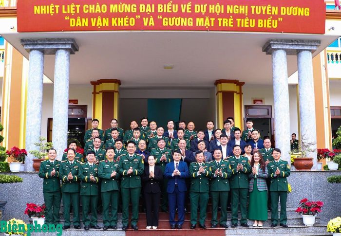 Thiếu tướng Nguyễn Đức Mạnh cùng các đại biểu chụp ảnh lưu niệm. Ảnh: Thanh Xuân