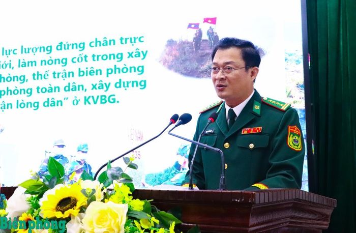 Đại tá Phạm Tùng Lâm, Bí thư Đảng ủy, Chính ủy Bộ đội Biên phòng tỉnh Sơn La trình bày báo cáo tổng kết 10 năm triển khai các mô hình, chương trình, phong trào tham gia phát triển kinh tế, văn hóa, xã hội ở khu vực biên giới. Ảnh: Thanh Xuân