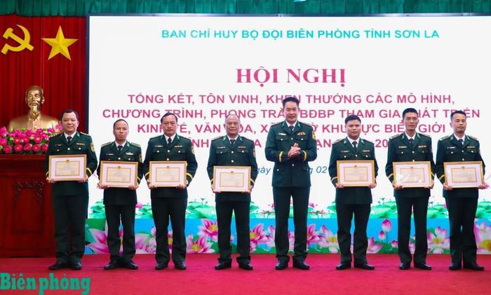 Lãnh đạo Bộ đội Biên phòng tỉnh Sơn La trao Giấy khen tặng các tập thể, cá nhân tiêu biểu, xuất sắc trong thực hiện các mô hình, chương trình, phong trào Bộ đội Biên phòng tham gia phát triển kinh tế, văn hóa, xã hội ở khu vực biên giới tỉnh Sơn La giai đoạn 2015 - 2025. Ảnh: Thanh Xuân