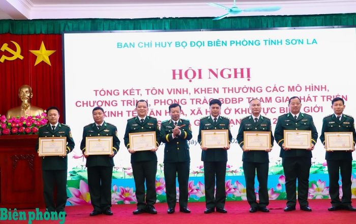 Thiếu tướng Nguyễn Đức Mạnh trao Bằng khen của Bộ Tư lệnh Bộ đội Biên phòng tặng các tập thể, cá nhân tiêu biểu, xuất sắc trong thực hiện các mô hình, chương trình, phong trào Bộ đội Biên phòng tham gia phát triển kinh tế, văn hóa, xã hội ở khu vực biên giới tỉnh Sơn La giai đoạn 2015 - 2025. Ảnh: Thanh Xuân