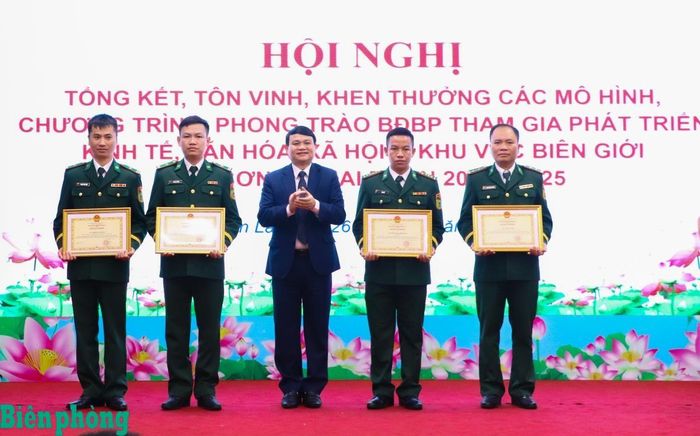 Đồng chí Đặng Ngọc Hậu trao Bằng khen của Ủy ban nhân dân tỉnh Sơn La tặng các tập thể, cá nhân tiêu biểu, xuất sắc trong thực hiện các mô hình, chương trình, phong trào Bộ đội Biên phòng tham gia phát triển kinh tế, văn hóa, xã hội ở khu vực biên giới tỉnh Sơn La giai đoạn 2015 - 2025. Ảnh: Thanh Xuân