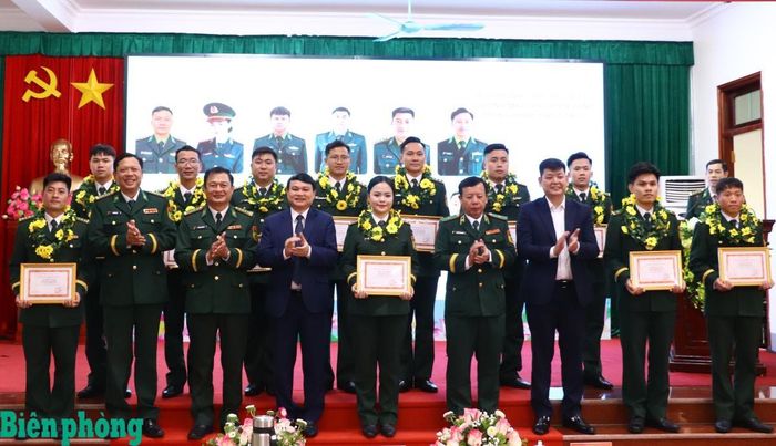 Thiếu tướng Nguyễn Đức Mạnh cùng các đại biểu chia vui với các cá nhân nhận Danh hiệu “Gương mặt trẻ tiêu biểu” và “Gương mặt trẻ triển vọng”. Ảnh: Thanh Xuân