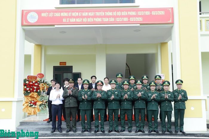 Các đại biểu chụp ảnh lưu niệm. Ảnh: Ngọc Lâm