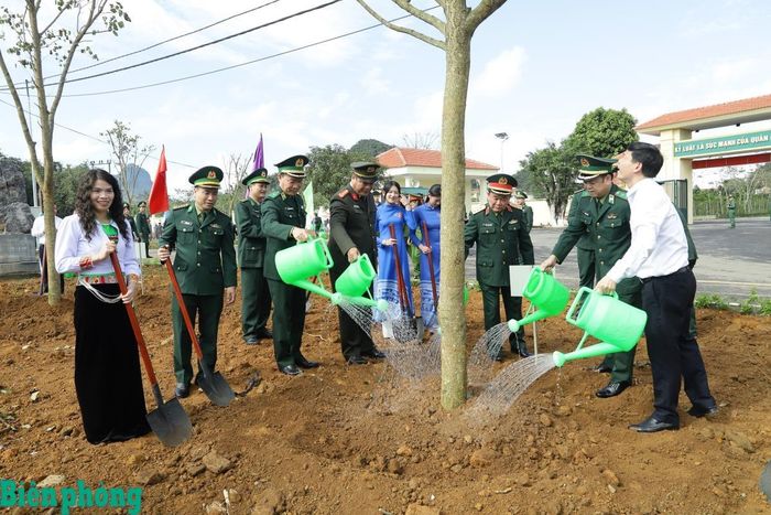 Thượng tướng Hoàng Xuân Chiến cùng các đại biểu trồng cây lưu niệm trong khuôn viên Kho Kỹ thuật tổng hợp 102. Ảnh: Ngọc Lâm