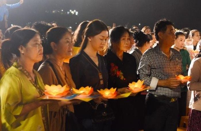 Ánh đèn phản chiếu giữa không gian linh sơn huyền ảo.