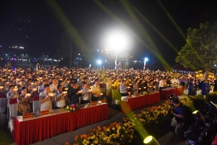Du khách thành kính thả hoa đăng gửi gắm ước nguyện bình an.