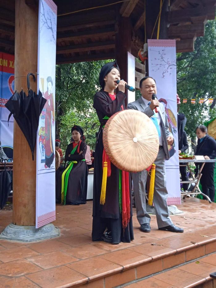 Du khách giao lưu quan họ cùng các liền chị tại hội Lim.