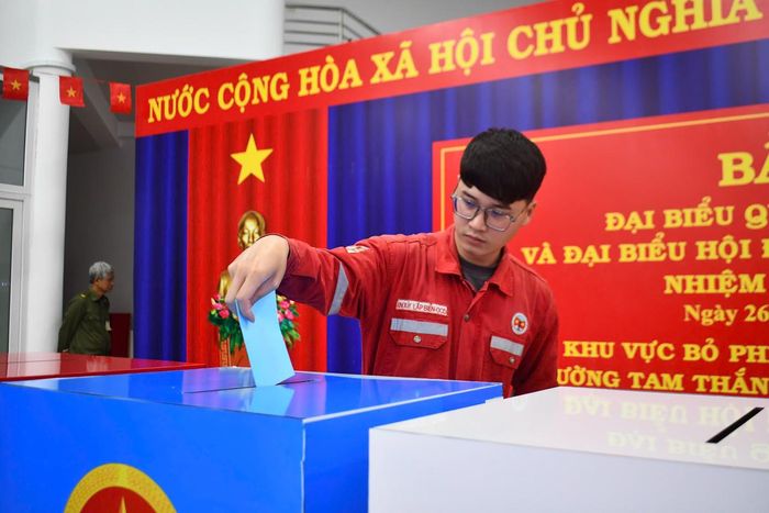 Cử tri bỏ phiếu tại khu vực bầu cử số 4