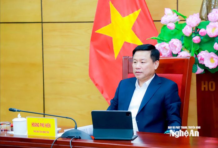 Đồng chí Hoàng Phú Hiền - Ủy viên Ban Chấp hành Đảng bộ tỉnh, Phó Chủ tịch UBND tỉnh chủ trì tại điểm cầu UBND tỉnh Nghệ An. Ảnh: Thành Duy
