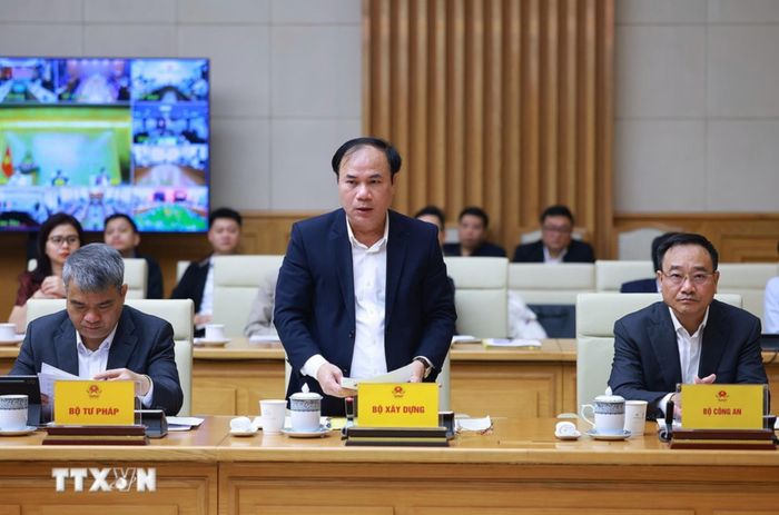 Thứ trưởng Bộ Xây dựng Nguyễn Văn Sinh báo cáo tình hình nhà ở và thị trường bất động sản. Ảnh: TTXVN