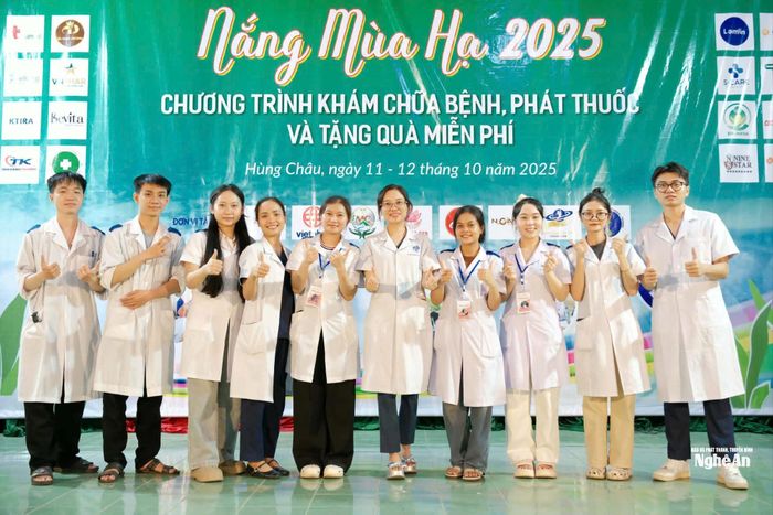 Bác sĩ Trần Thị Quỳnh Liên (thứ 5 từ phải sang) cùng các sinh viên của mình tham gia các chương trình thiện nguyện hướng về vùng khó. Ảnh: Thanh Quỳnh